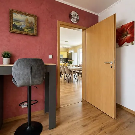 Family - Sunny Terrace - 3 Bedrooms - Ac Apartment Marianske Lazne